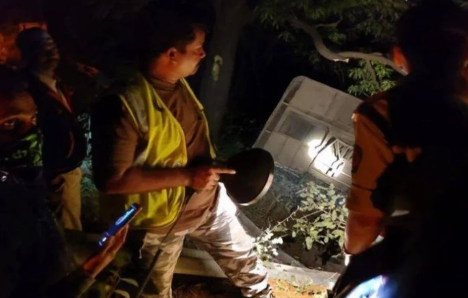 Adarsh Maharashtra | रत्नागिरीत भीषण अपघात;५० फूट खोल दरीत कोसळली प्रवाशांनी भरलेली बस