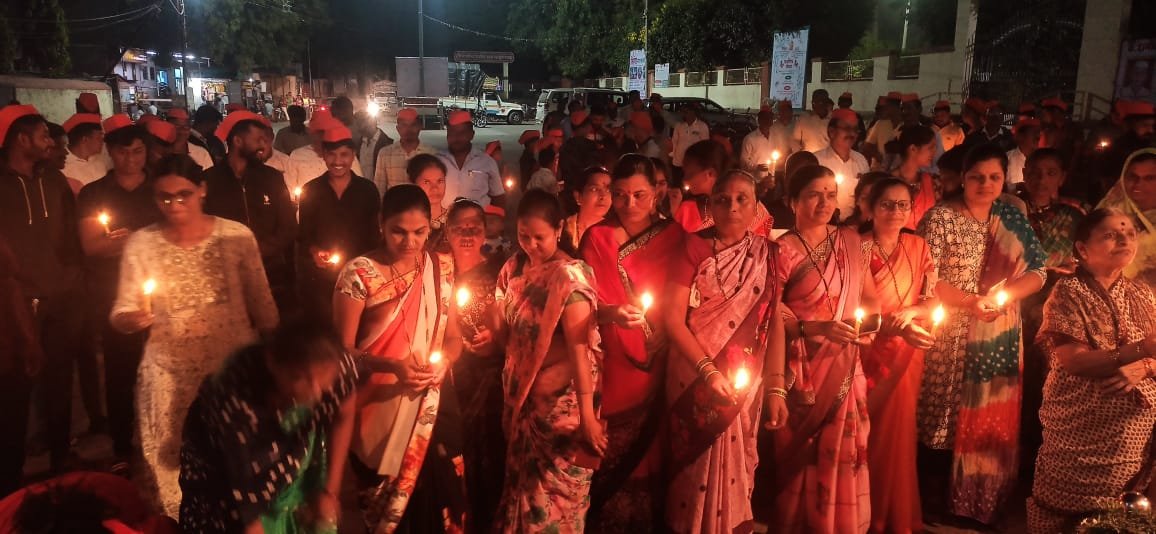 Adarsh Maharashtra | महाळुंगे पडवळ मध्ये भव्य कॅन्डल मार्च ;  शाळकरी मुले, युवक, महिला व पुरुषांचा...