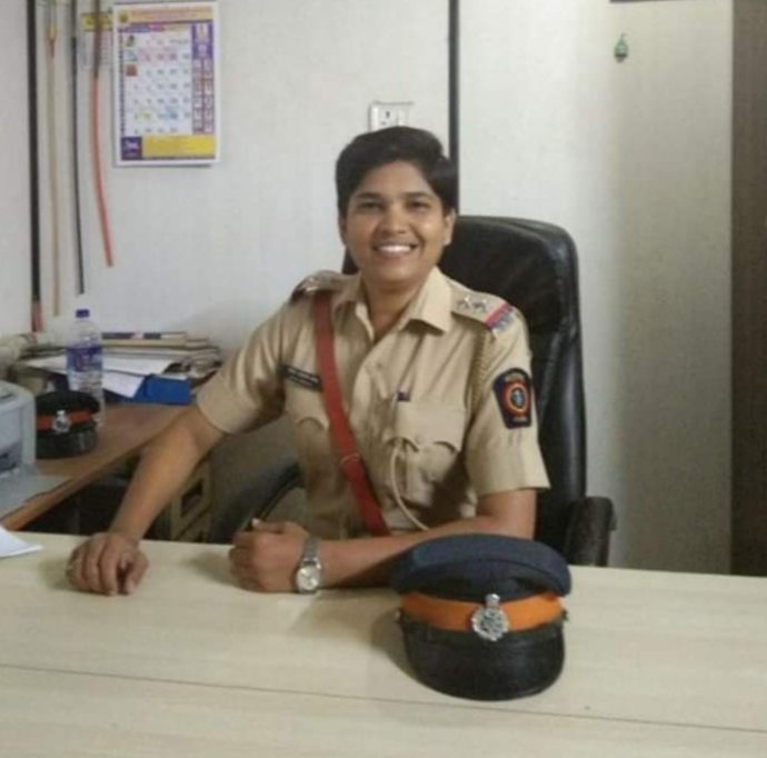 Adarsh Maharashtra | कर्तव्य वर्दीच, नाळ माणुसकीशी....!!