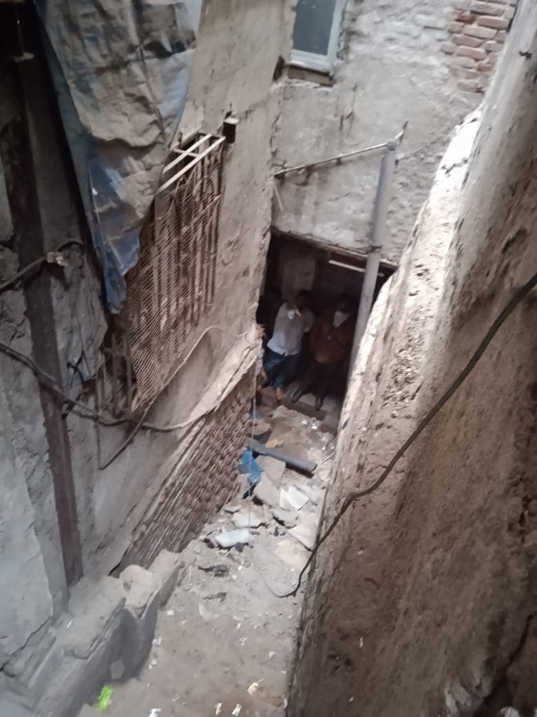 Adarsh Maharashtra | कुर्ला येथील कसाईवाडा परिसरात  घराची छज्जा कोसळल्याने त्यात एका तीन...