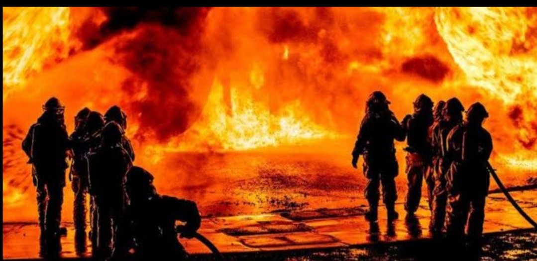 Adarsh Maharashtra | मोर्बा नाका बंदरकर बिल्डिंग मध्ये लागलेली भीषण आग माणगांव पोलीसांनी...