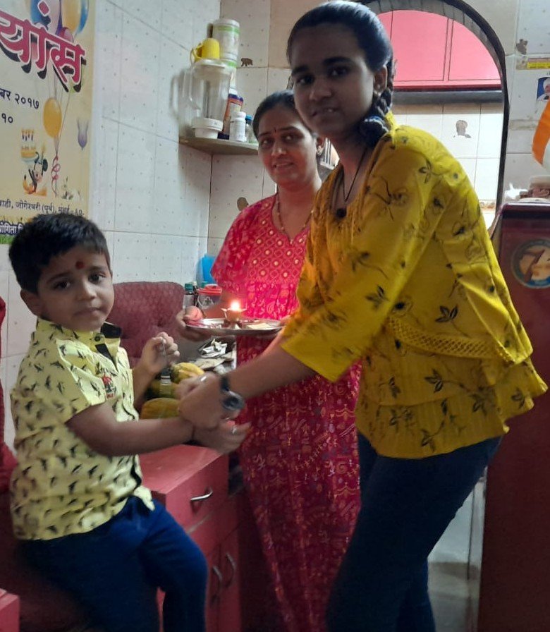 Adarsh Maharashtra | स्वच्छता किट देऊन आनंदाने साजरे केले रक्षाबंधन