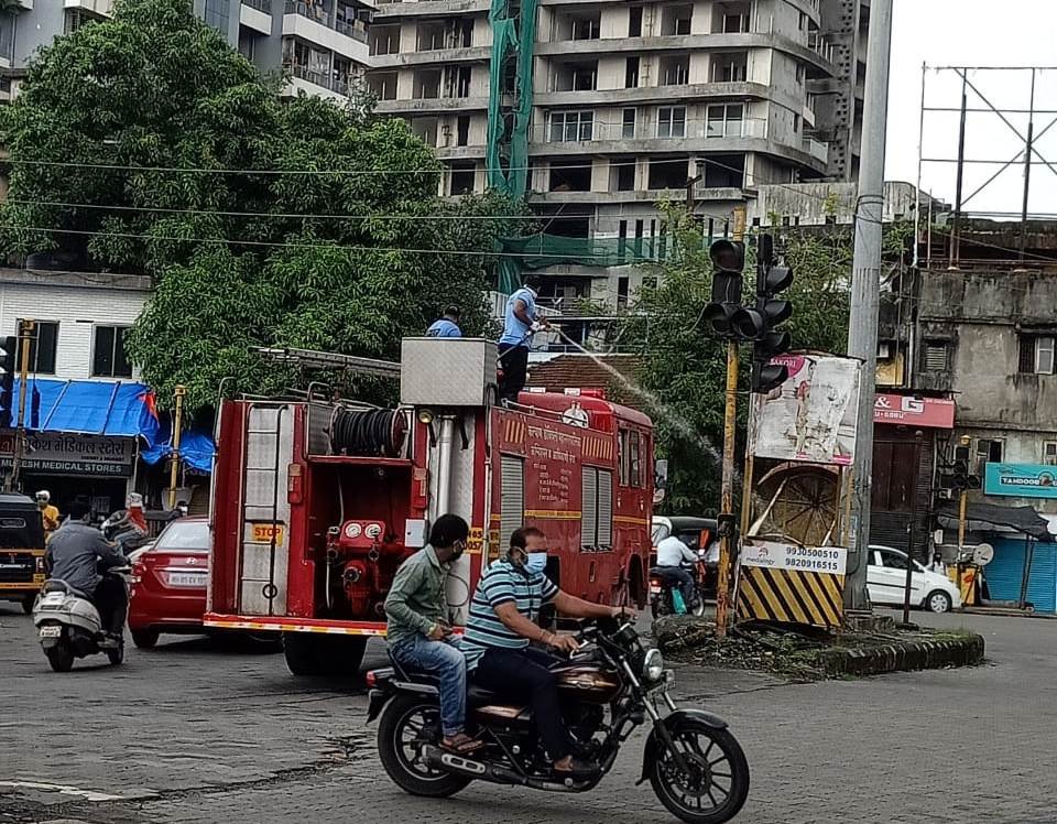 Adarsh Maharashtra | केडीएमसीकडून शहरातील रस्त्यांवर औषध फवारणीला सुरुवात