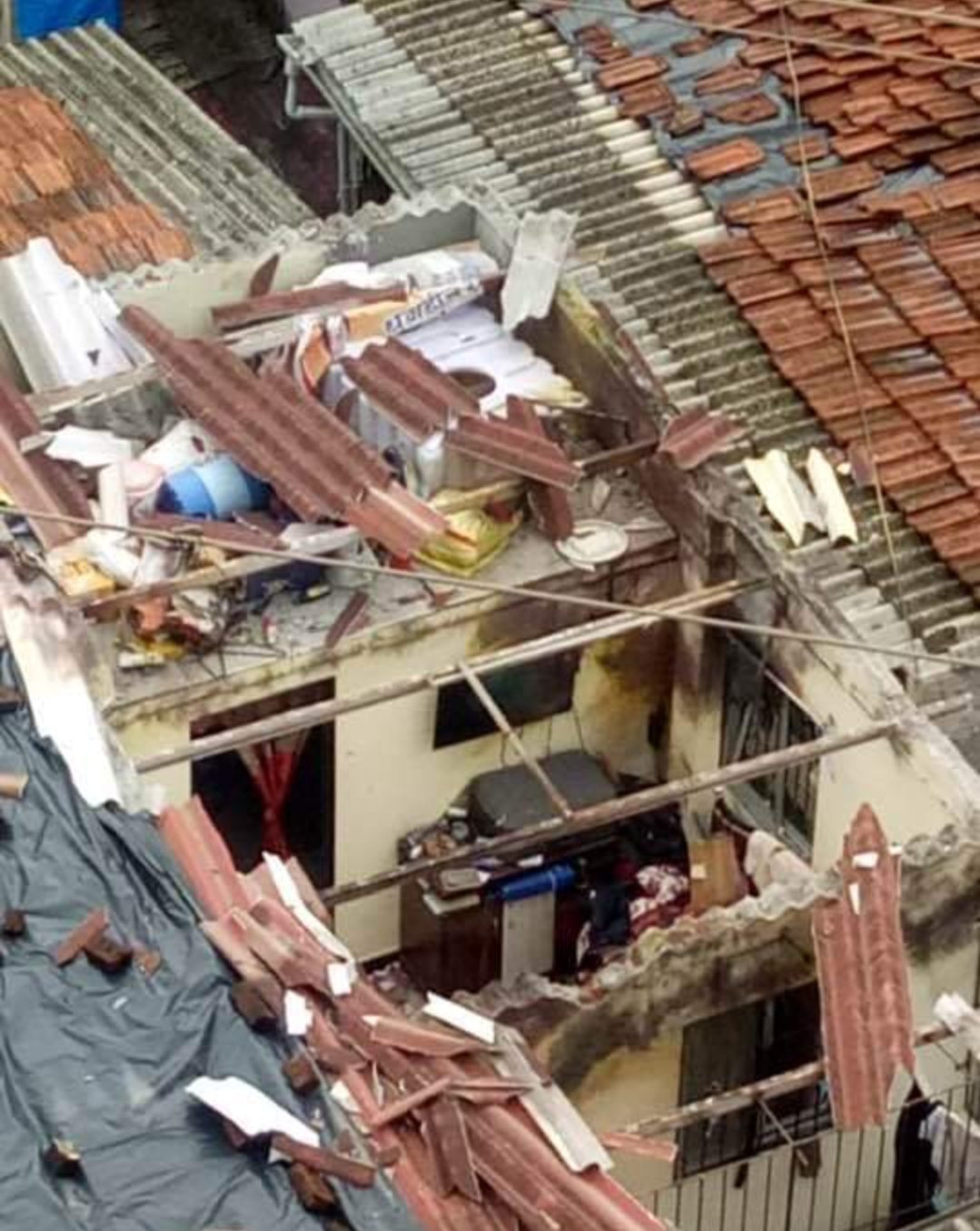 Adarsh Maharashtra | इंटरनेटची केबल टाकताना विद्युत लाईनशी संपर्क झाल्याने कांजूर येथे युवक...