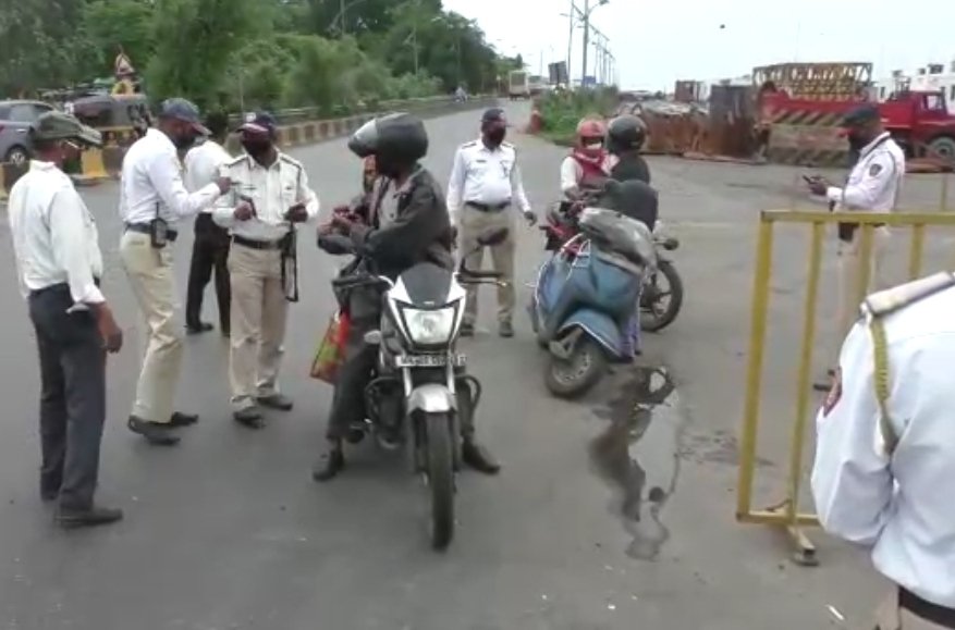 Adarsh Maharashtra | लॉकडाऊनमध्ये ४५०० चालकांवर कारवाई,कल्याण-डोंबिवलीतून ४५० वाहने जप्त