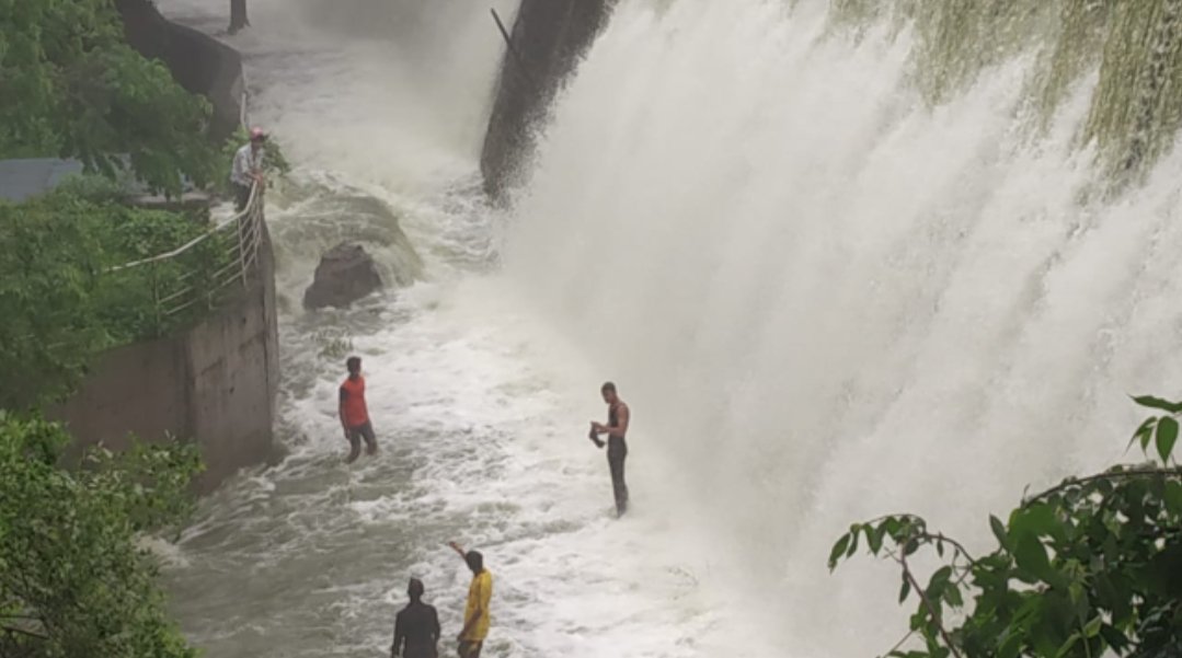 Adarsh Maharashtra | कोसळधार पावसामुळे पवई तलाव ओवरफ्लो काही टवाळ्यांनी पाण्यात उतरून धोका...