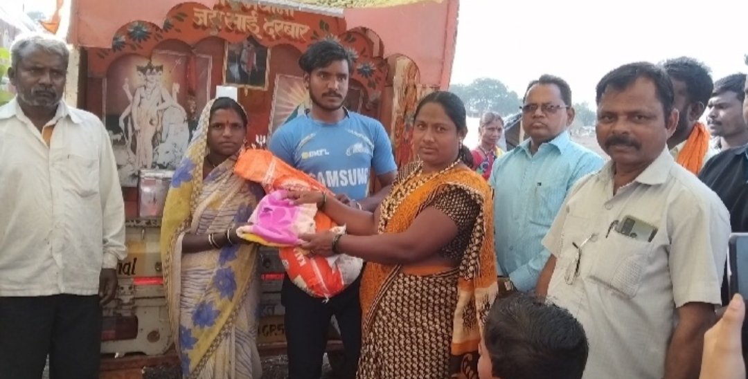 Adarsh Maharashtra | नाथपंथी डबरी गोसावी समाजातील भटकंती करणाऱ्या कुटूंबाना  साड्या धान्य वाटप...