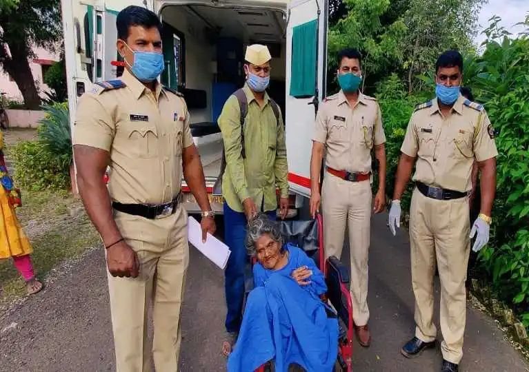 Adarsh Maharashtra | रस्त्यावर टाकून दिलेल्या...