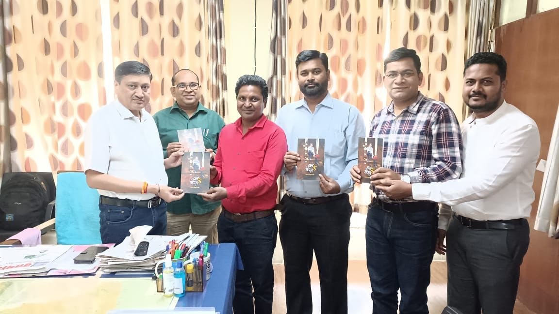 Adarsh Maharashtra | “वन डे मॅरेज” पुस्तक कोकण विभागीय माहिती उपसंचालक डॉ.गणेश मुळे यांना दिले...