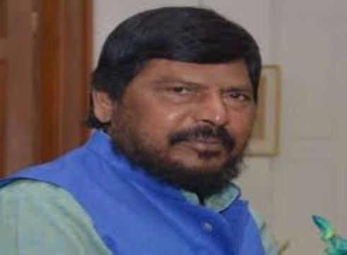 Adarsh Maharashtra | कोरोना विरुद्धच्या लढ्याला मदत करण्यासाठी  पी एम केयर  फंडात खासदार...