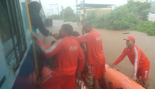 Adarsh Maharashtra | महालक्ष्मी एक्स्प्रेसमध्ये...