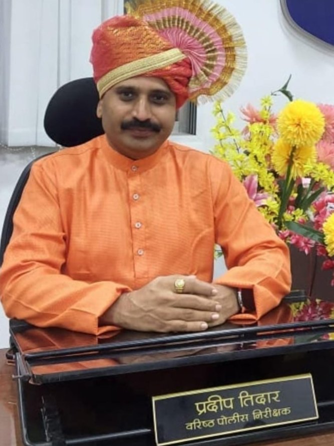 Adarsh Maharashtra | माणूस उभा आहे वर्दीतला!.. वाढदिवस साजरा होतोय गर्दीतला! वरीष्ठ  पोलिस ...