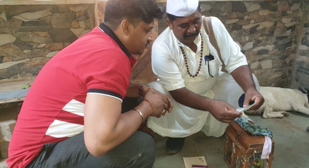 Adarsh Maharashtra | पंख छाटलेल्या पोपटाची जागृत नागरिकाने भोंदू ज्योतिषाकडून केली सुटका