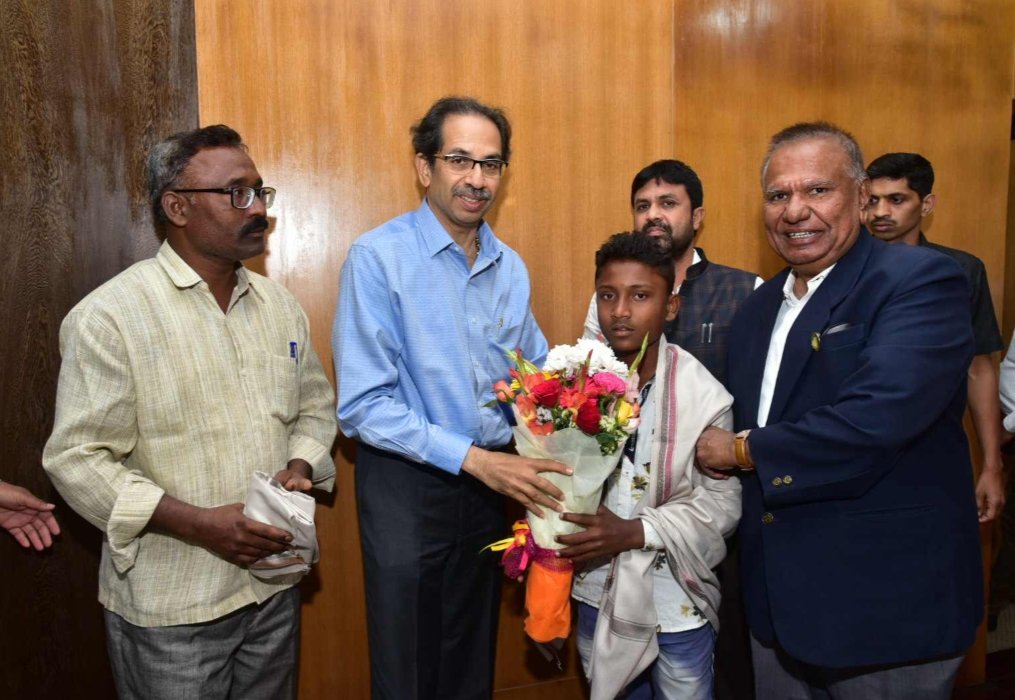 Adarsh Maharashtra | आठवीतील धाडसी कामेश्वरचे मुख्यमंत्र्यांकडून कौतुक