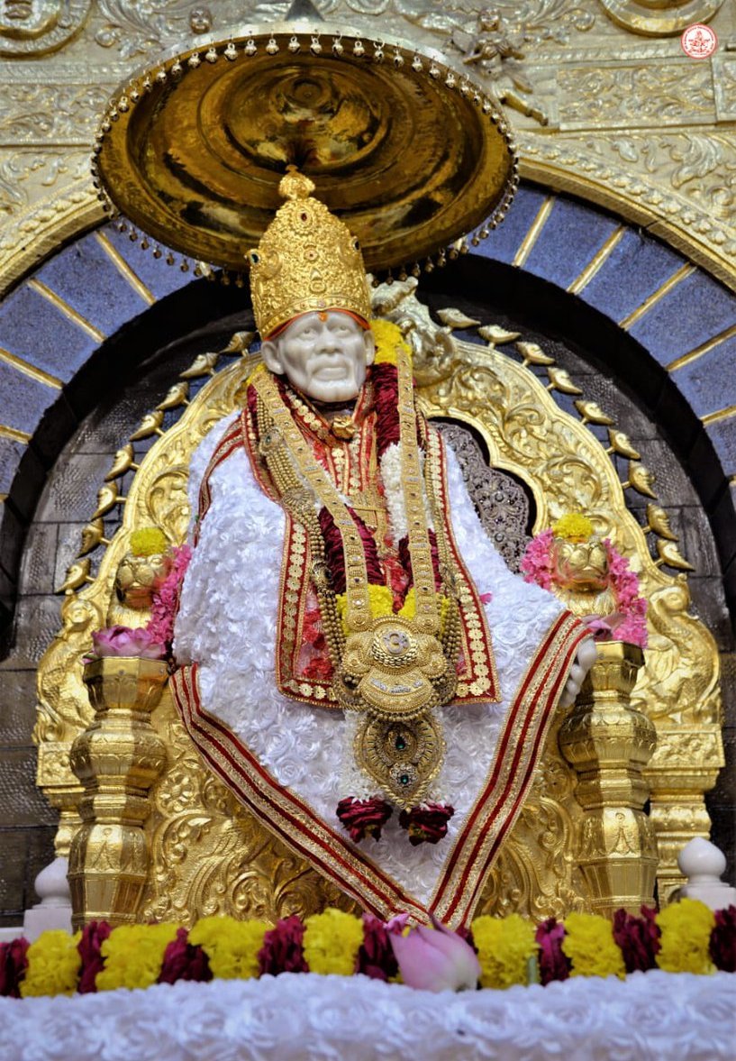 Adarsh Maharashtra | शिर्डीच्या साई मंदिर परिसरात...