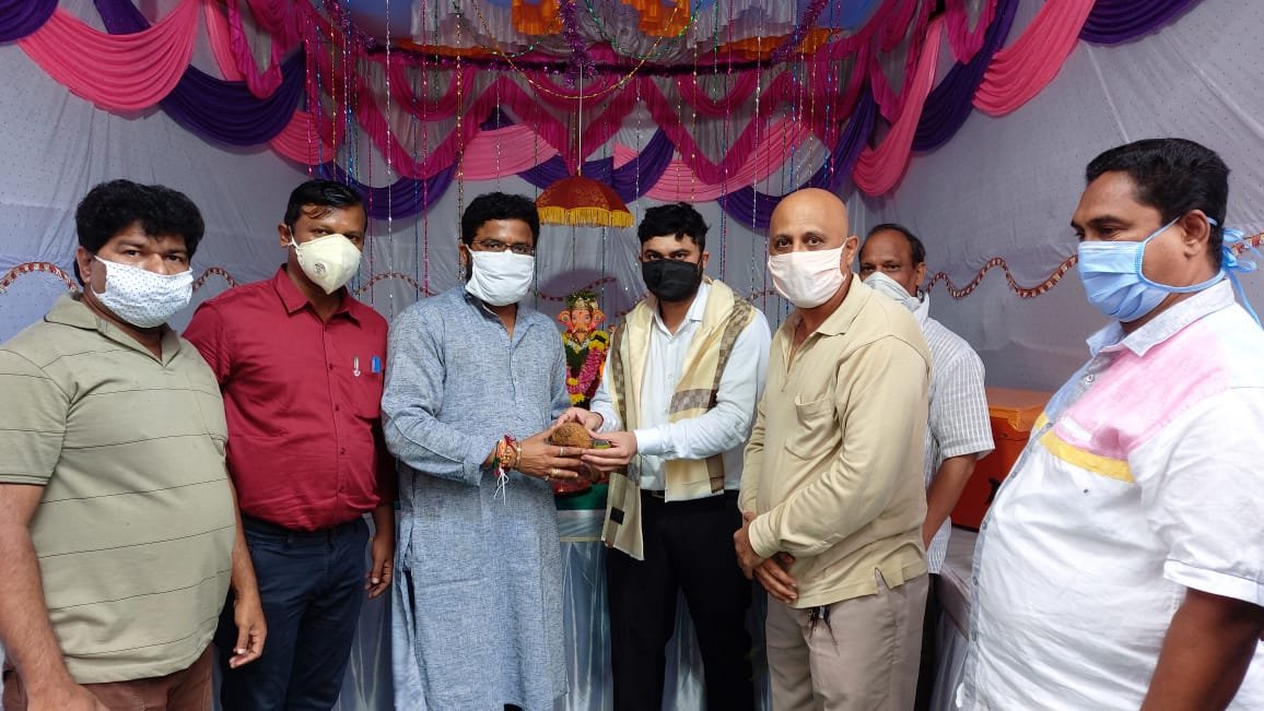 Adarsh Maharashtra | सेवाभावी डॉक्टर कुशल सावंत यांचा शिवप्रेरणा मित्र मंडळाने केला सत्कार