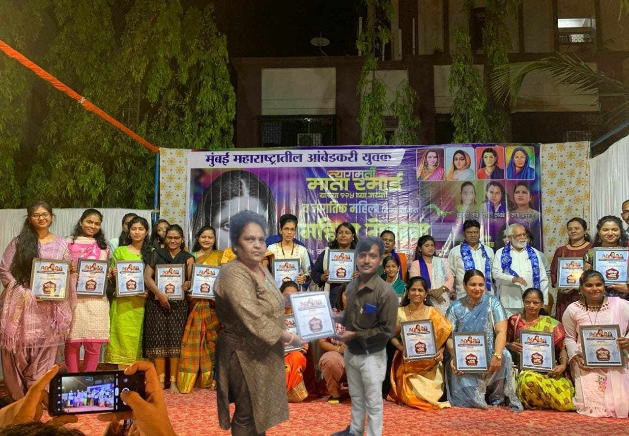 Adarsh Maharashtra | डॉ. माया ताई रोकडे यांना ,सामाजिक कार्यकर्ता, पत्रकार सुनिल ज्ञानदेव भोसले...