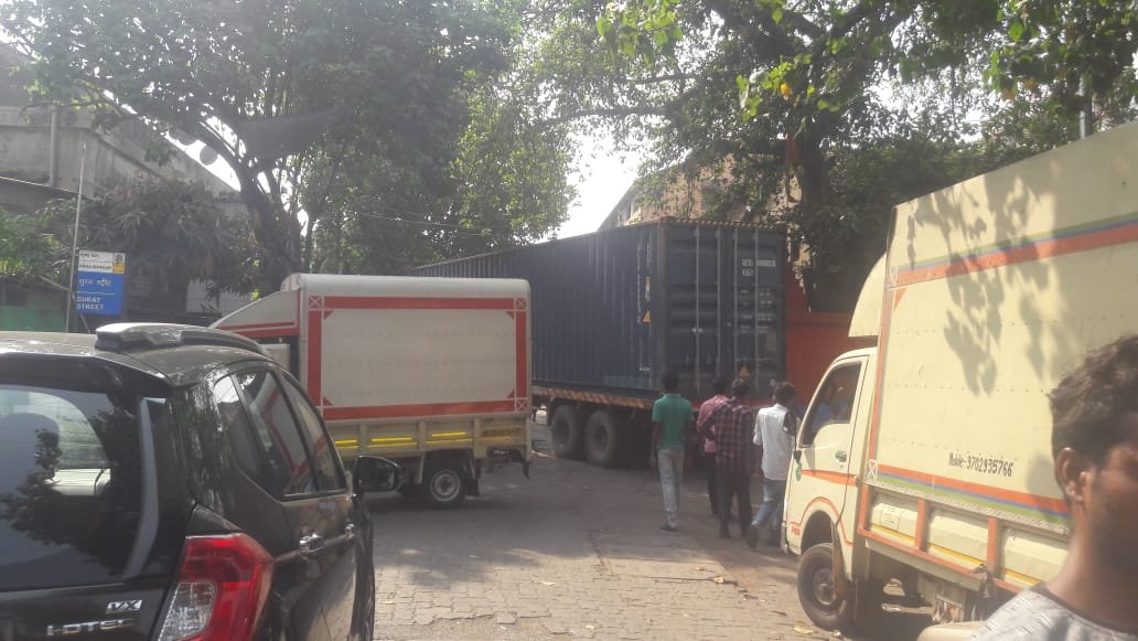 Adarsh Maharashtra | दक्षिण मुंबई कंटेनरच्या विळख्यात ;मुंबई शहर पोलिस आणि वाहतूक पोलिसांच्या...