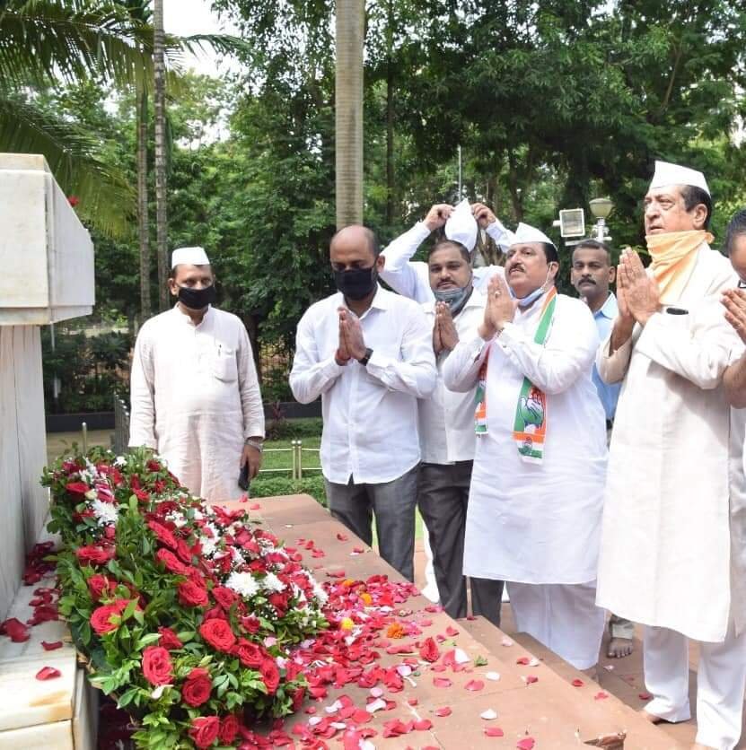 Adarsh Maharashtra | मुंबई काँग्रेसच्या वतीने क्रांतिवीरांना विनम्र अभिवादन