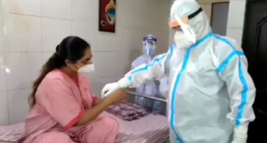 Adarsh Maharashtra | कोरोनाग्रस्त महिलानी बांधल्या कोरोना योद्ध्यांना राख्या,कल्याणच्या ...