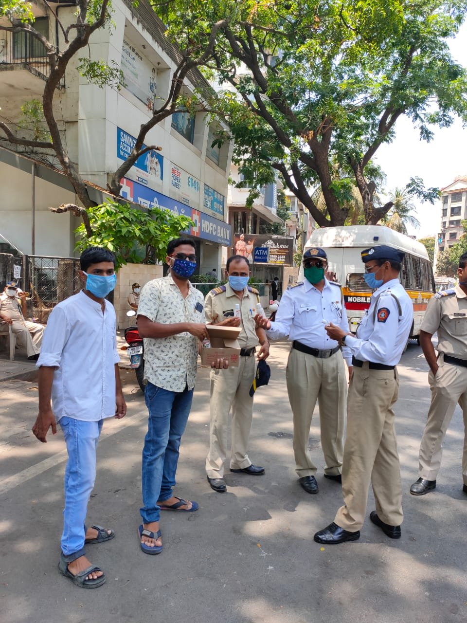 Adarsh Maharashtra | फाईट फॉर राईट फाउंडेशन मार्फत मालाड व बांगुर नगर पोलीस ठाणे, वाहतूक विभाग ...