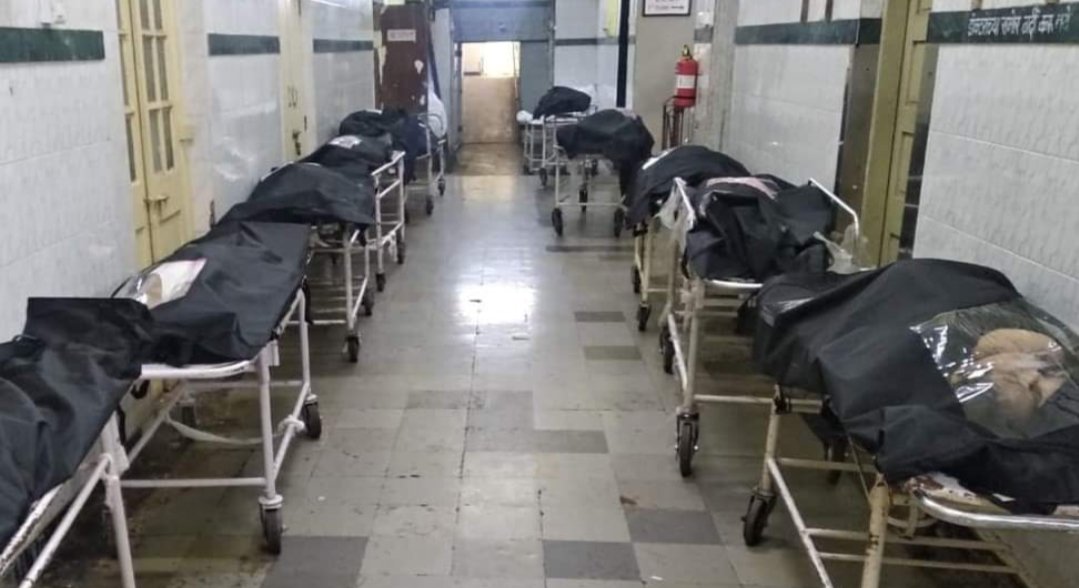 Adarsh Maharashtra | धक्कादायक : मुंबईतील केईएम रुग्णालयाचे शवागृह भरले, कॉरीडोरमध्ये मृतदेह...