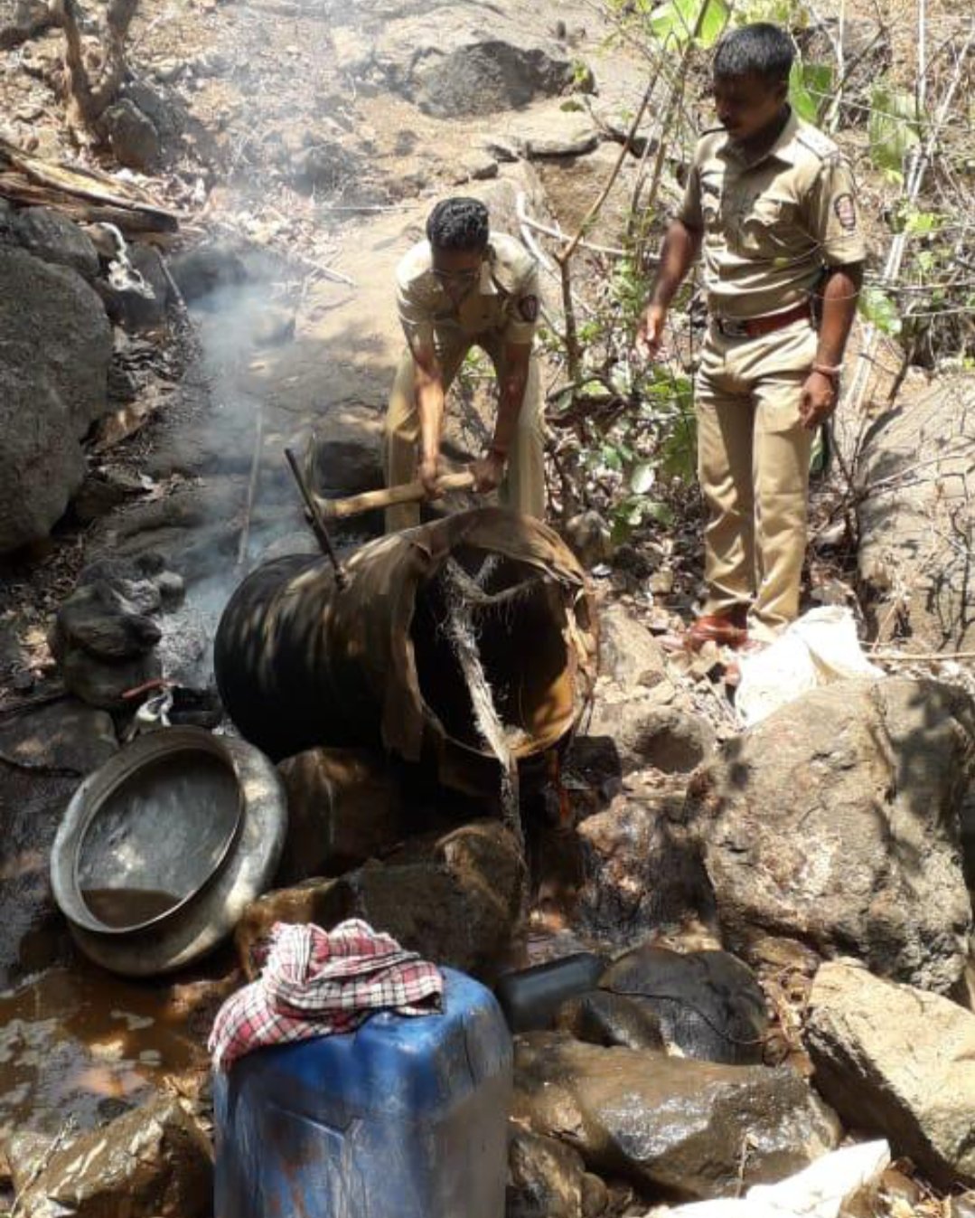 Adarsh Maharashtra | नेरळ पोलिसांनी केल्या पुन्हा दारुभट्ट्या उध्वस्त!