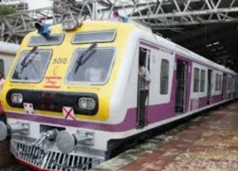 Adarsh Maharashtra | महिलांना मुंबई लोकलने प्रवास...