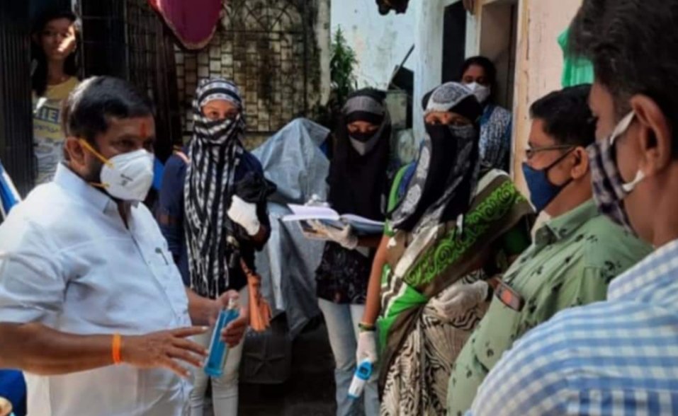 Adarsh Maharashtra | माझे कुटुंब माझी जबाबदारी या मोहीमेत आमदार रमेश कोरगावकर यांनी भांडुप...