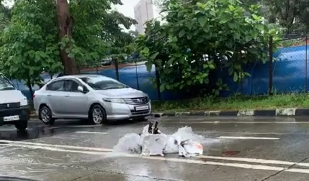 Adarsh Maharashtra | ड्रेनेज लाईन तुंबल्याने बाल राजेश्वर रोडवर घाण पाण्याचे उंच झरे