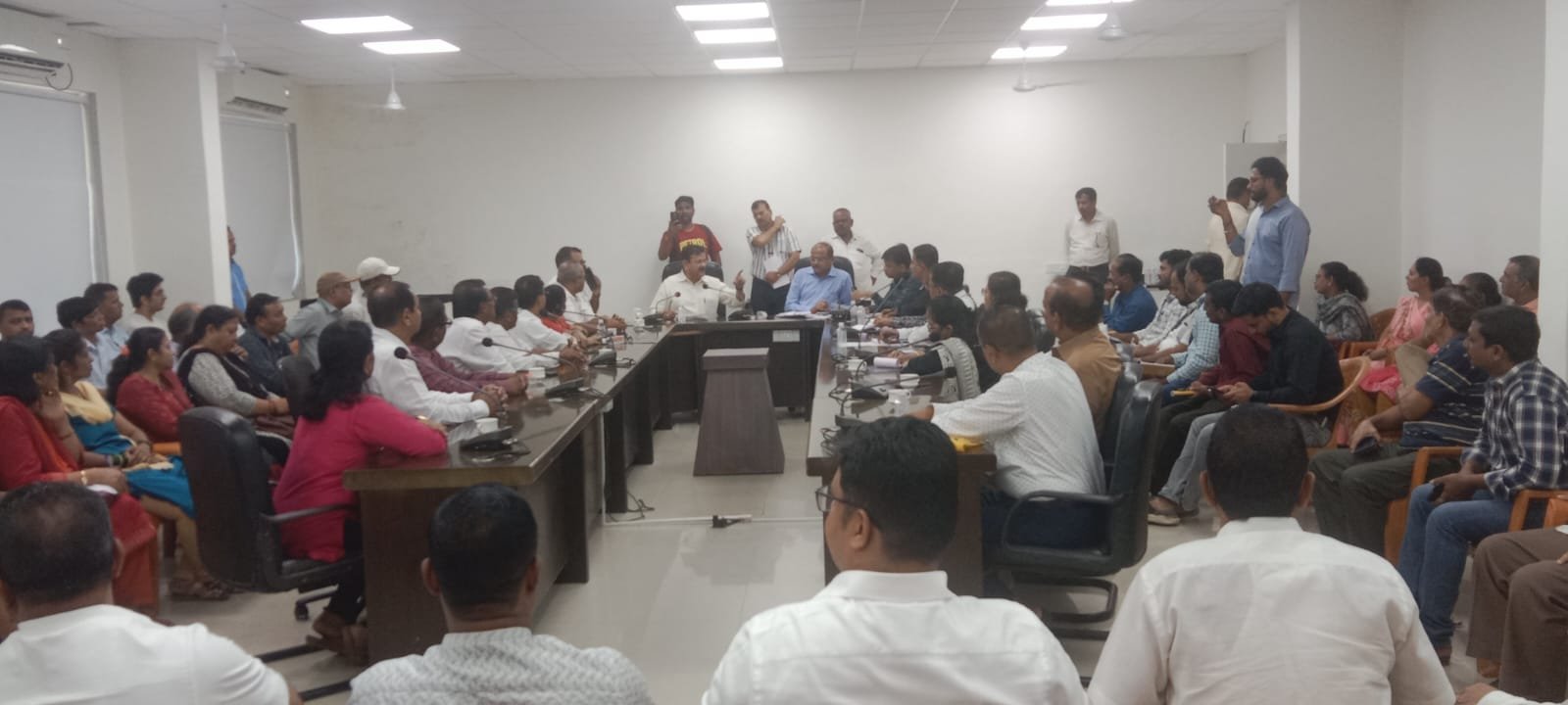 Adarsh Maharashtra | चारकोप येथील पाणी समस्या सोडविण्यासाठी आमदार योगेश सागर यांचे कडून गंभीर...