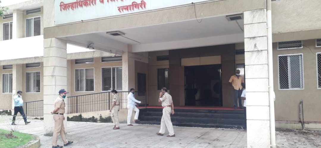 Adarsh Maharashtra | महिला पोलिस कॉन्स्टेबलने वाचवले आत्महत्येचा प्रयत्न करणा-या इसमाचे प्राण