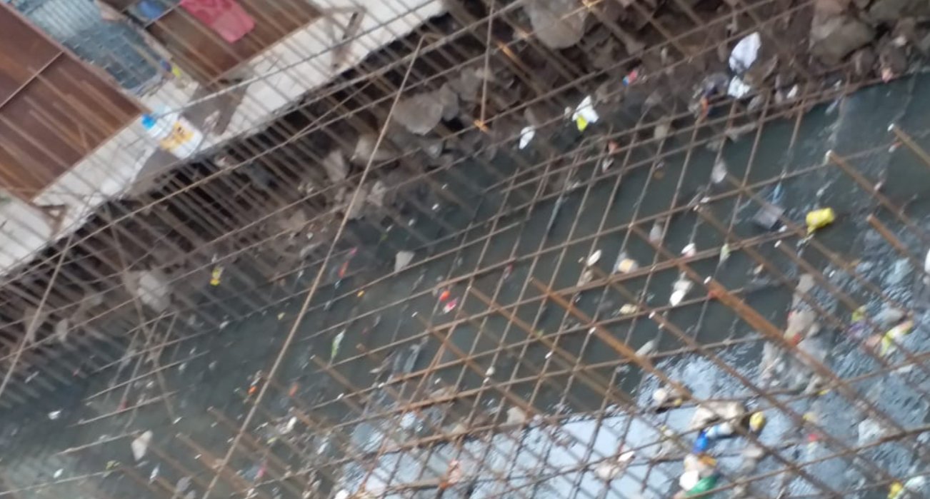 Adarsh Maharashtra | नाल्याच्या बांधकामाचा निकृष्ट दर्जा, प्रशासनाचे दुर्लक्ष