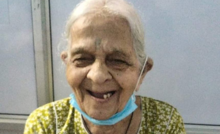 Adarsh Maharashtra | १०६ वर्षांच्या आजीपुढे हरला कोरोना, डिस्‍चार्ज मिळताच चेहऱ्यावर फुललं असं...