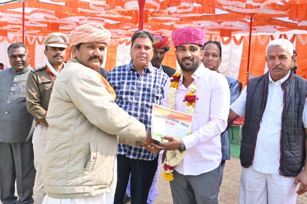 Adarsh Maharashtra | पर्यावरण प्रेमी हिम्मत चौधरी यांचा जिल्हा प्रशासनाच्या वतीने सत्कार...