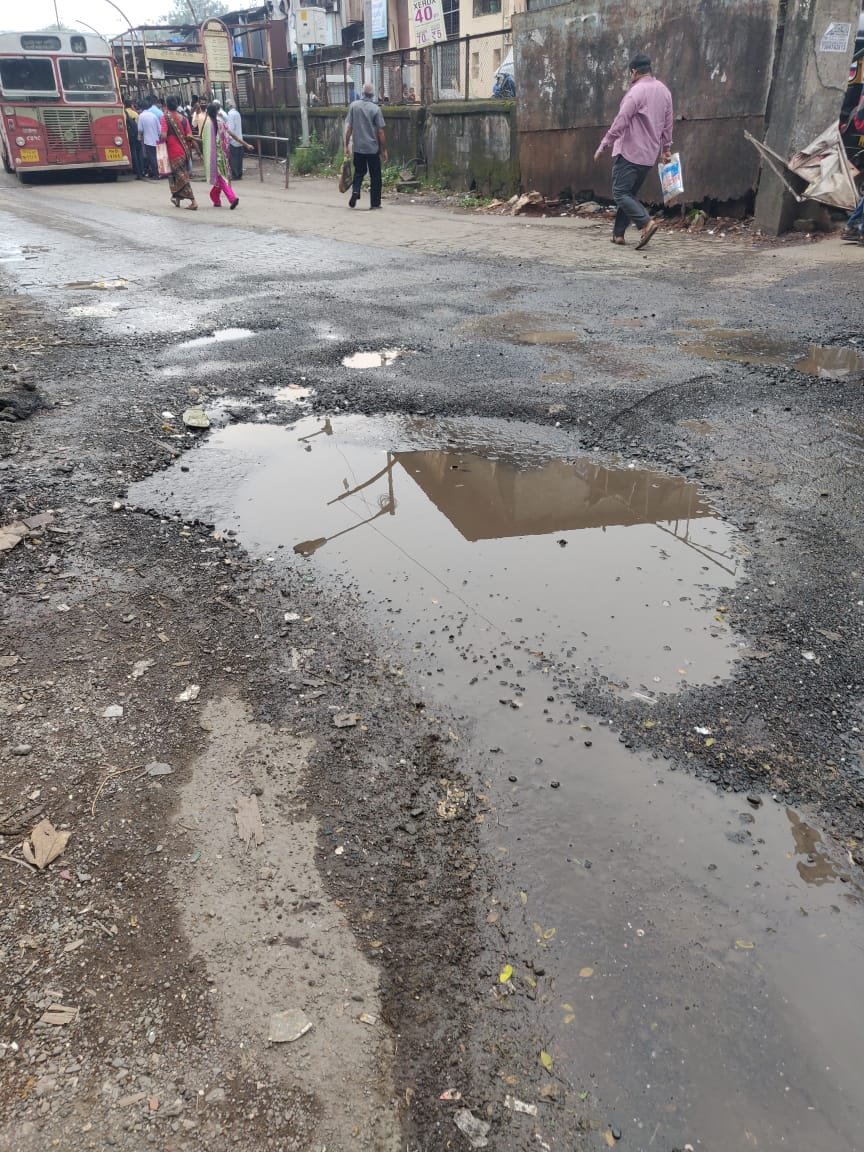 Adarsh Maharashtra | कुर्ला पूर्व आगर जवळील मार्गावर खड्डे व पाणी ! खड्ड्यात पालिकेची मलम पट्टी!...