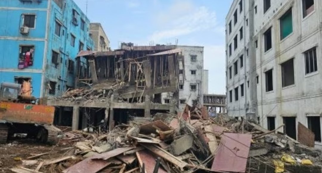 Adarsh Maharashtra | वर्सोव्यातील अनधिकृत बांधकाम जमीनदोस्त, आयुक्तांच्या आदेशानंतर पालिकेची...