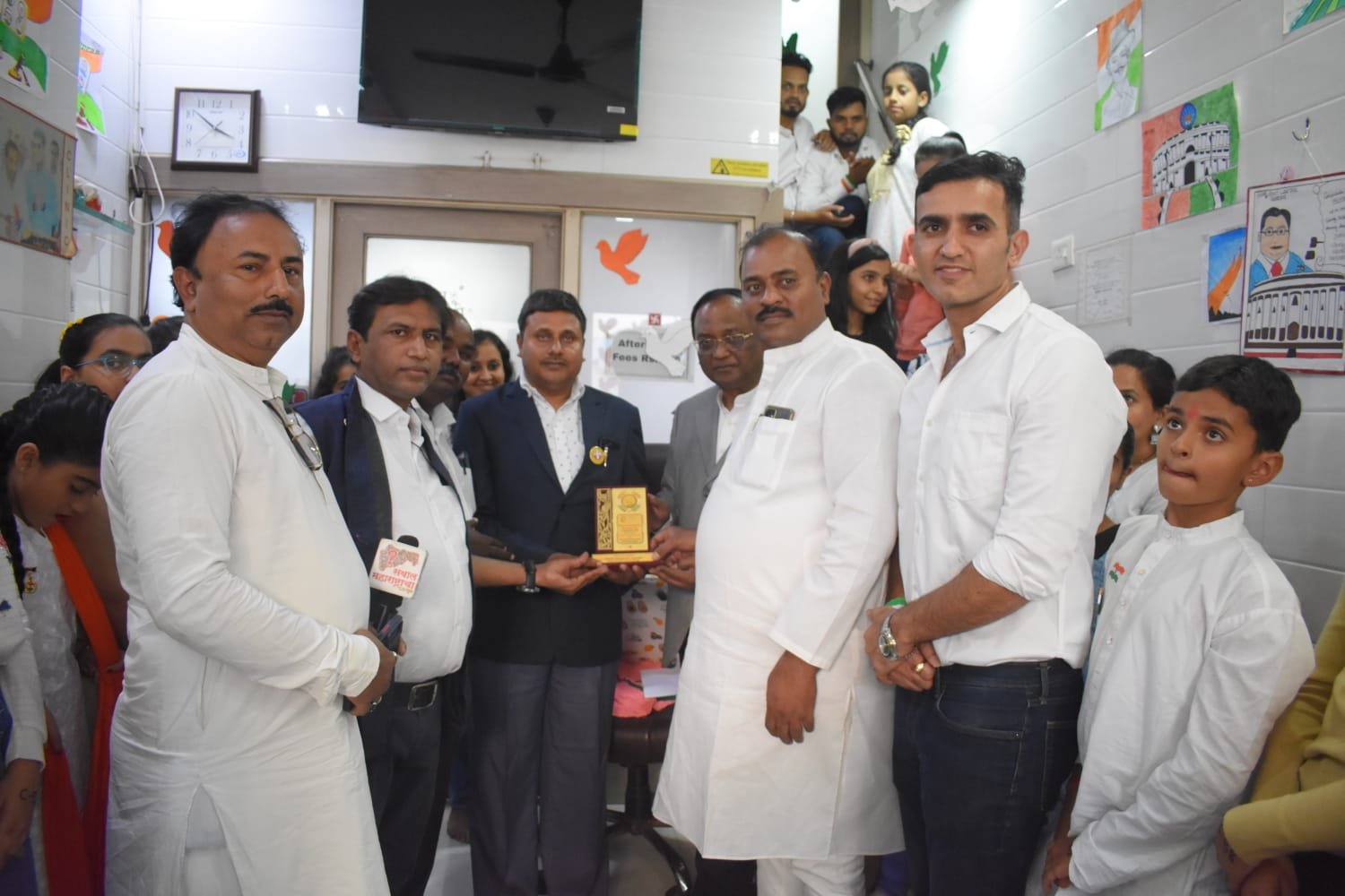 Adarsh Maharashtra | प्रजासत्ताक दिनी चेतना क्लिनिकचा अभिनव उपक्रम चित्रकलाद्वारे  भारतीय...