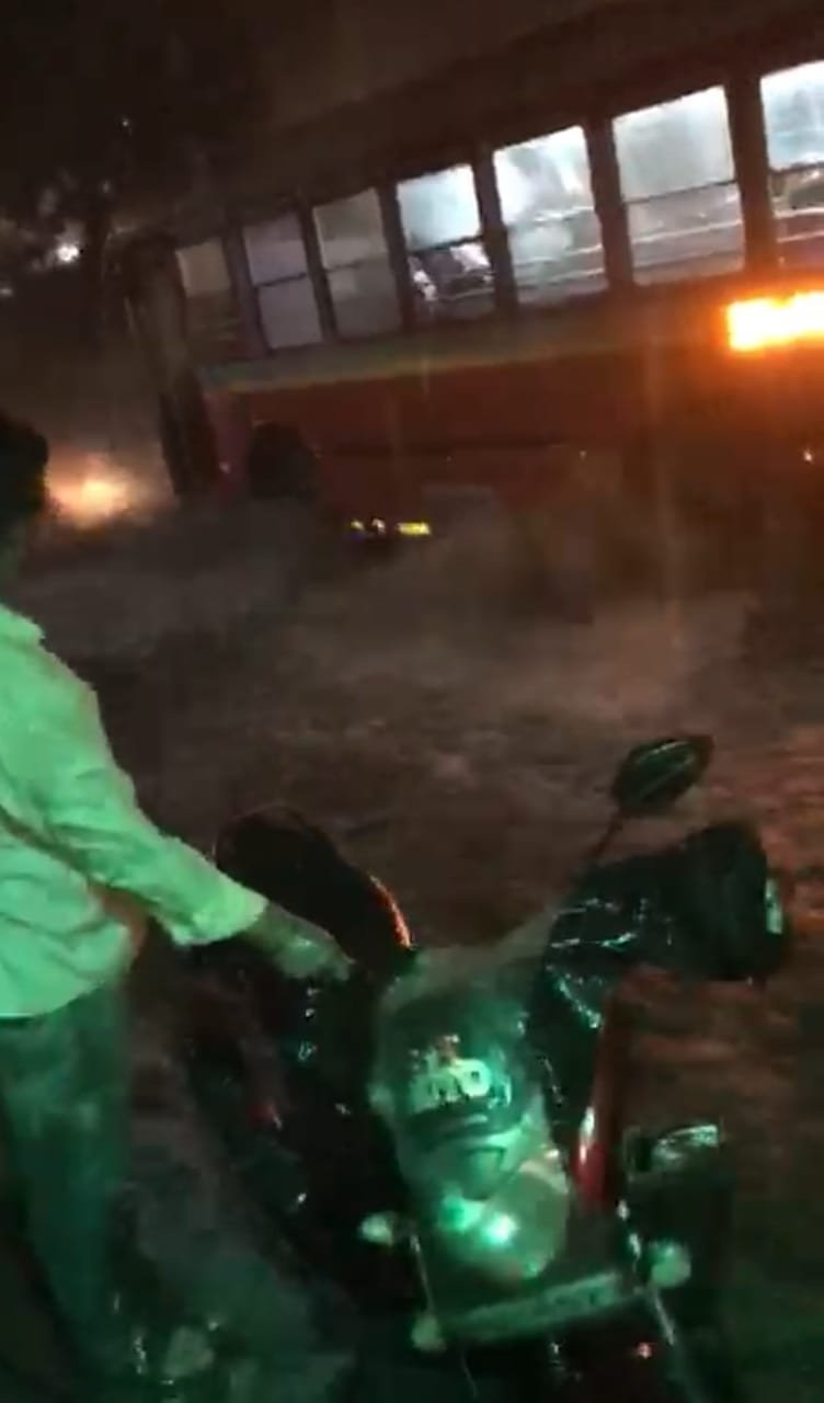 Adarsh Maharashtra | चुनाभट्टी, कुर्ला, चेंबूर, गोवंडी, विक्रोळी रेल्वे स्टेशन मार्गात पाणी!