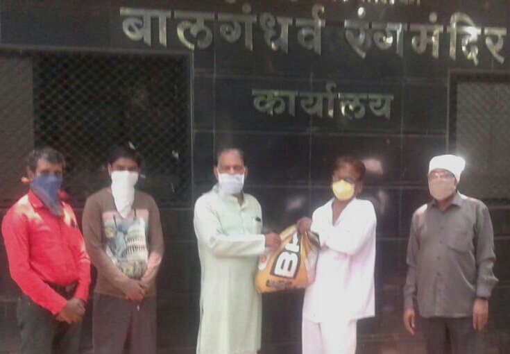 Adarsh Maharashtra | रंगभूमीवरील पडद्या मागील ४० कलाकारांना जीवनावश्यक साहित्याचे वाटप