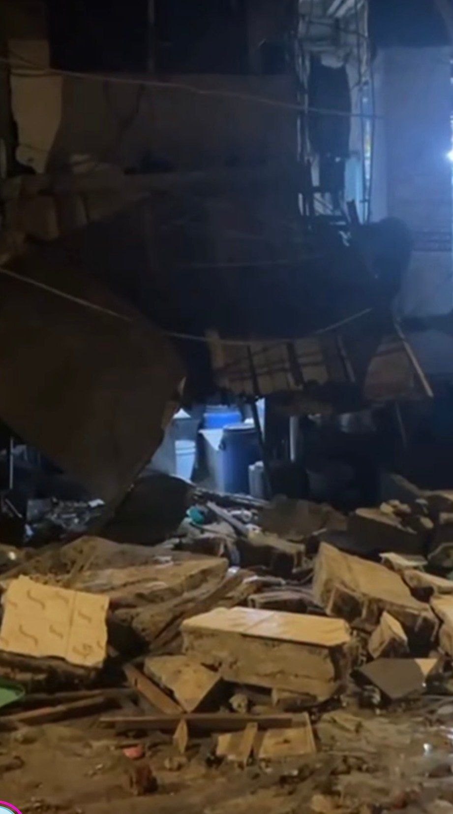 Adarsh Maharashtra | धोकादायक इमारतीचा स्लॅब कोसळून तरुणाचा मृत्यू