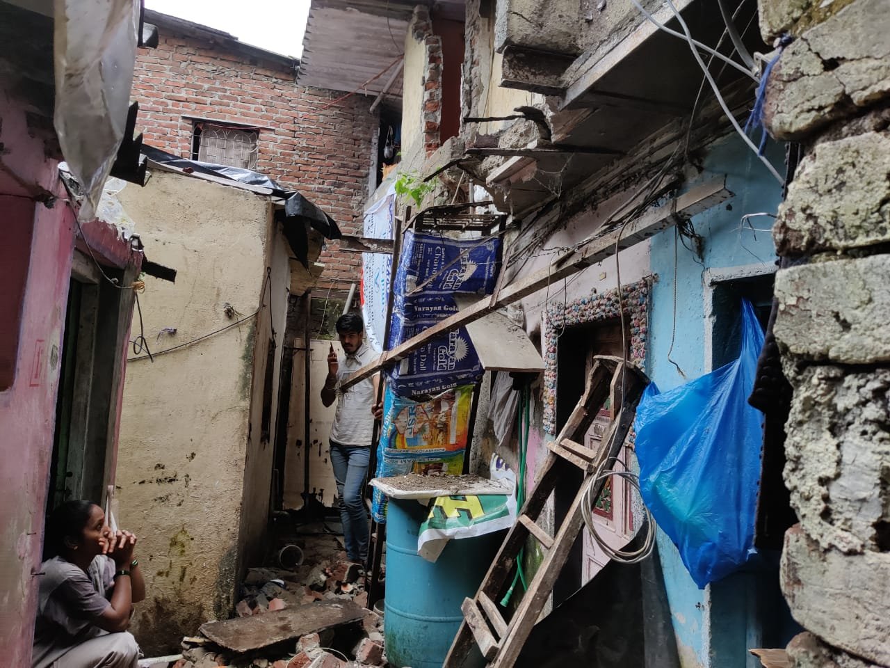 Adarsh Maharashtra | चेंबूर मध्ये घराची बाल्कनी कोसळली, एक महिला गंभीर जखमी!