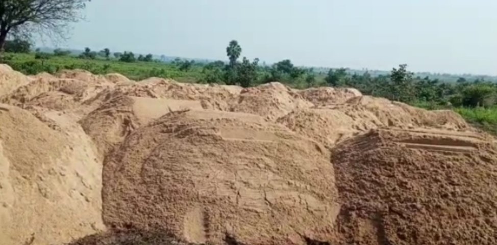 Adarsh Maharashtra | गोंडपीपरी तालुक्यात रेती तस्करी जोमात घाटावर शेकडो ब्रास रेतीचा साठा