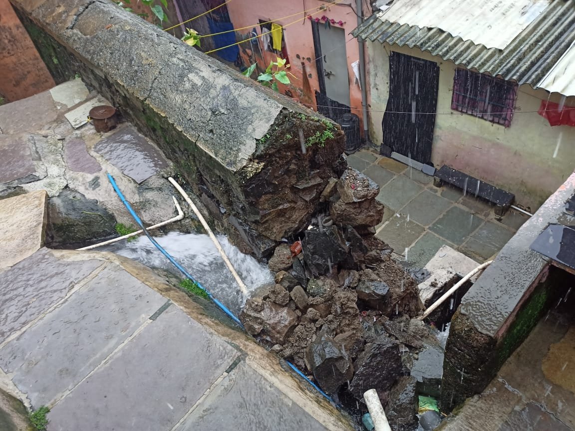 Adarsh Maharashtra | भांडूपमध्ये संरक्षण भिंत कोसळली नागरिकांमध्ये भीतीच वातावरण.