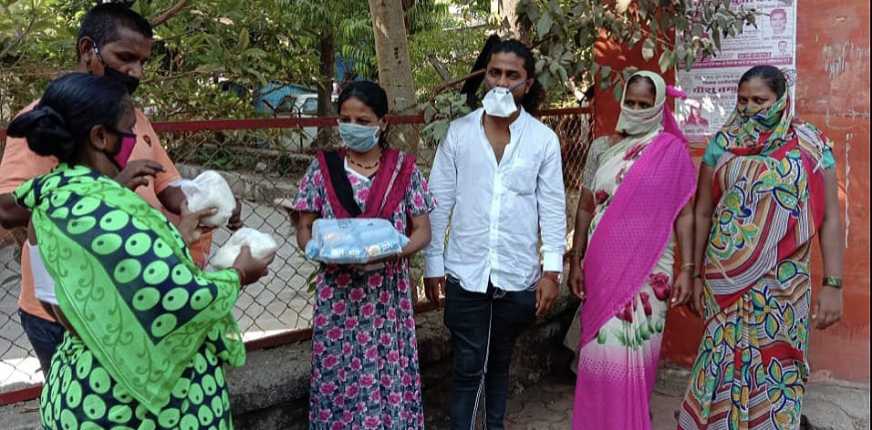 Adarsh Maharashtra | दादा प्रतिष्ठाणतर्फे रेशनकार्ड नसणाऱ्याना धान्याचे किट वाटप