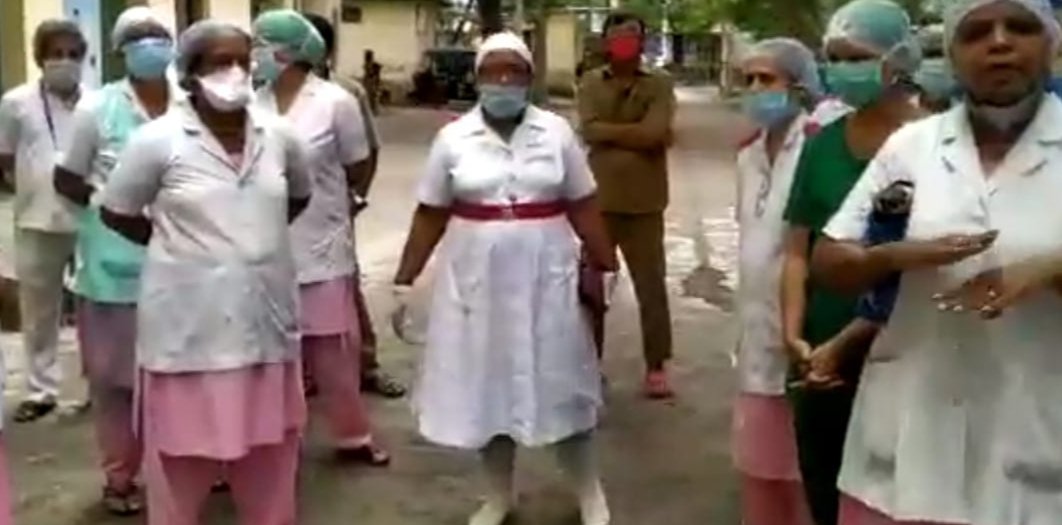 Adarsh Maharashtra | चेंबूर येथील पालिकेच्या माँ रुग्णालयात नवीन नियुक्त वार्डबॉय काम करीत...