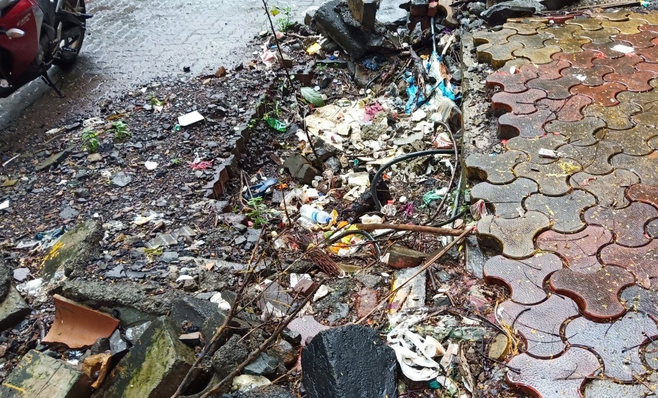 Adarsh Maharashtra | महावितरणने केबल दुरुस्तीसाठी खोदलेला रस्ता दुरुस्तीच्या प्रतिक्षेत