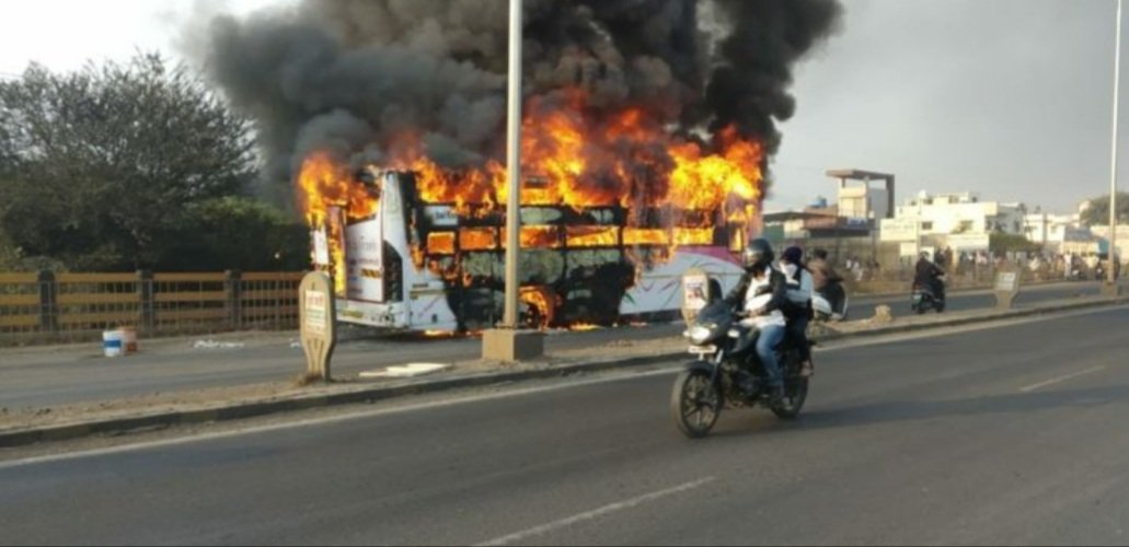 Adarsh Maharashtra | पुणे-सोलापूर रस्त्यावर बर्निंग बसच्या थरार !