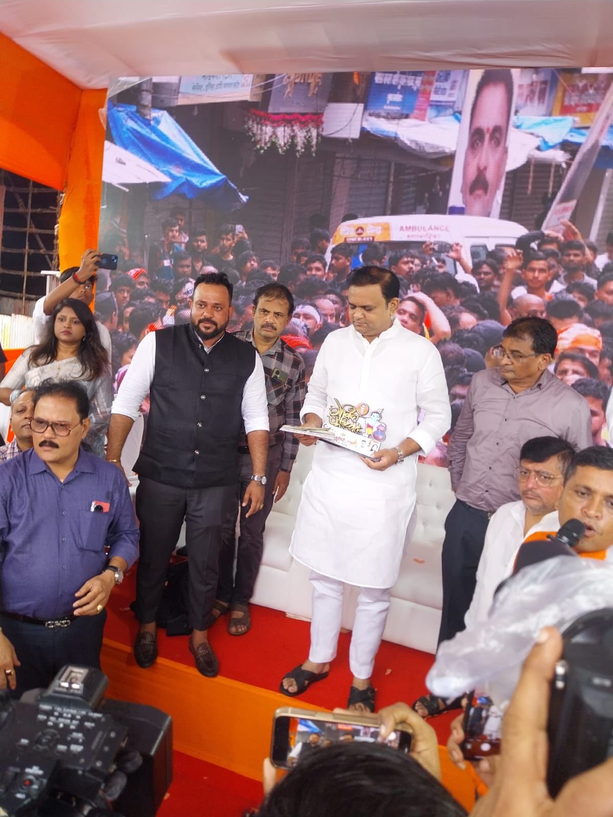 Adarsh Maharashtra | भुलेश्वर मधल्या दहीहंडीची सर्वत्र चर्चा सेलिब्रिटींना...