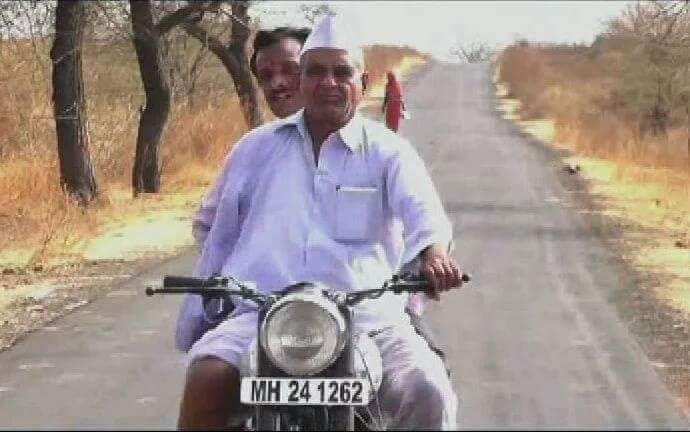 Adarsh Maharashtra | एका हाताने दुष्काळ गाडणारा ८०...